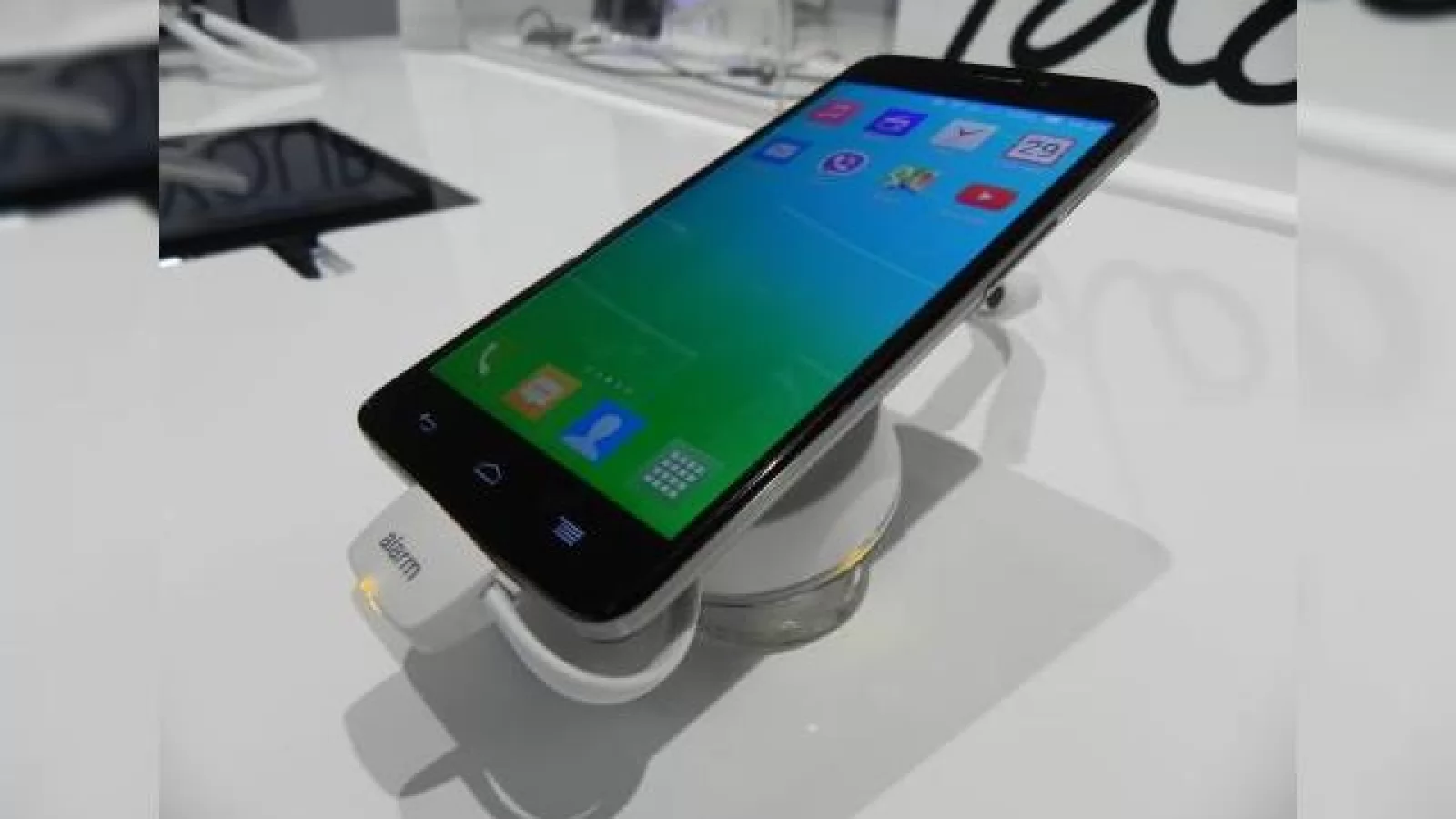 MWC 2014: Alcatel One Touch Idol X+ hands on preview - un octa core solid de 2 GHz (Video)