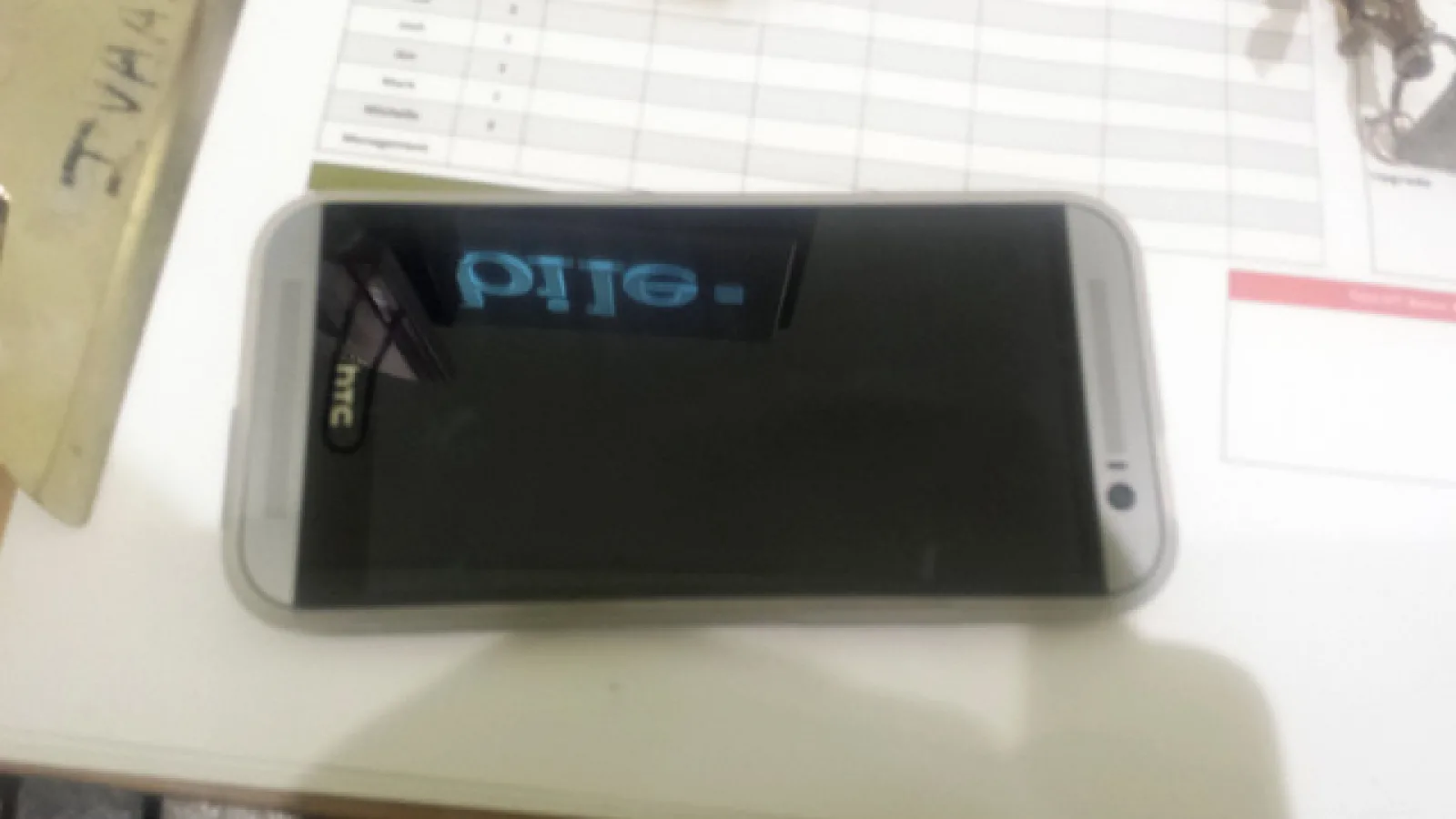 HTC One M8 apare Într-o serie de noi fotografii live pe culoarea argintie