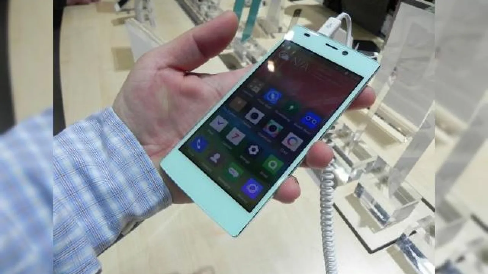 MWC 2014: Gionee Elife S5.5 hands on preview - cel mai subțire telefon din lume ora actuală, coboară sub 6 mm grosime (Video)