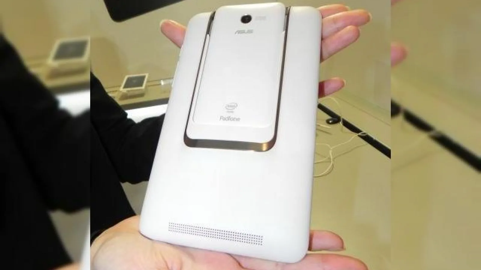 ASUS PadFone Mini (Intel) hands on preview: Padfone-ul pentru publicul de masă, noul Zen UI cucerește (Retro MWC 2014 - Video)
