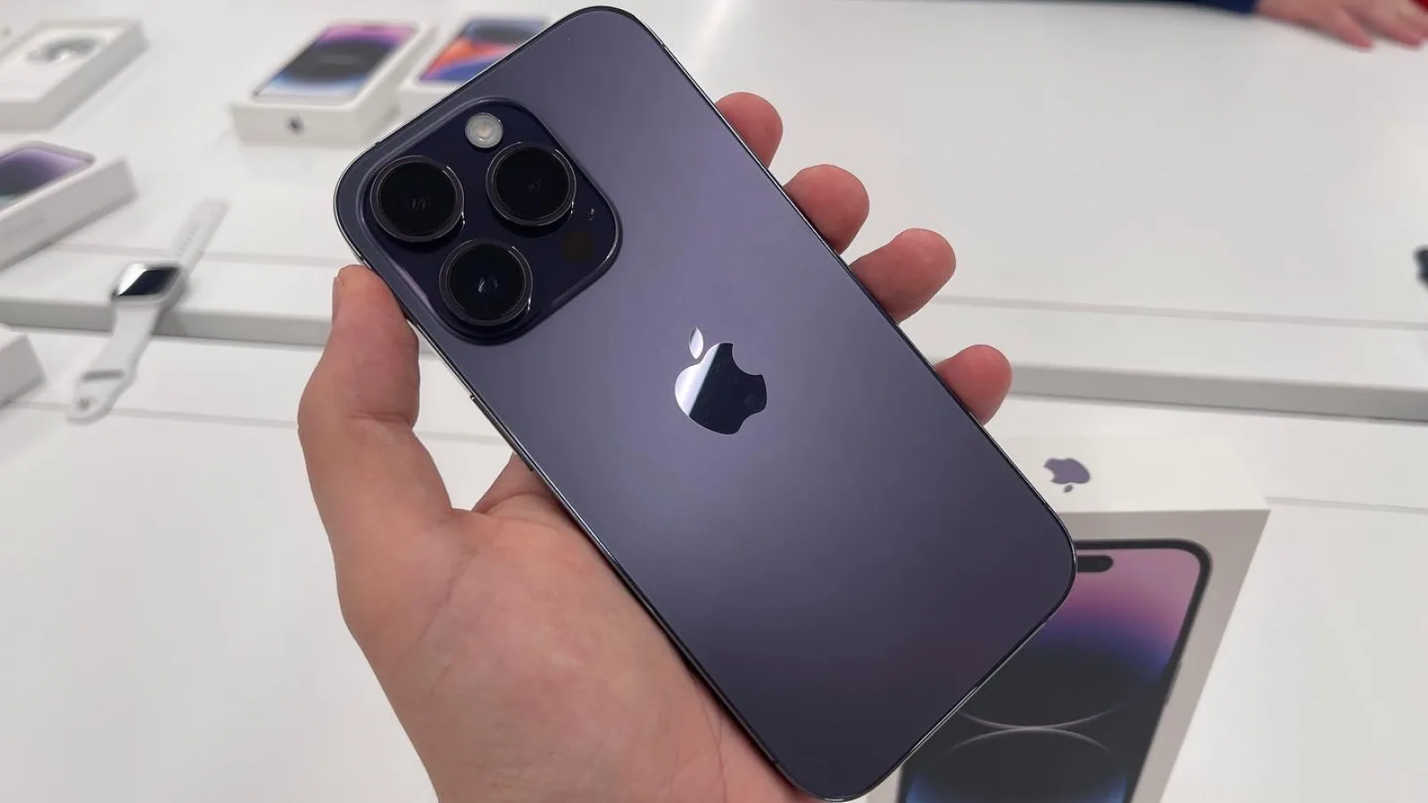 iOS 16.0.2 se distribuie acum și rezolvă tremuratul camerei foto de pe noile iPhone-uri, cât și alte bug-uri