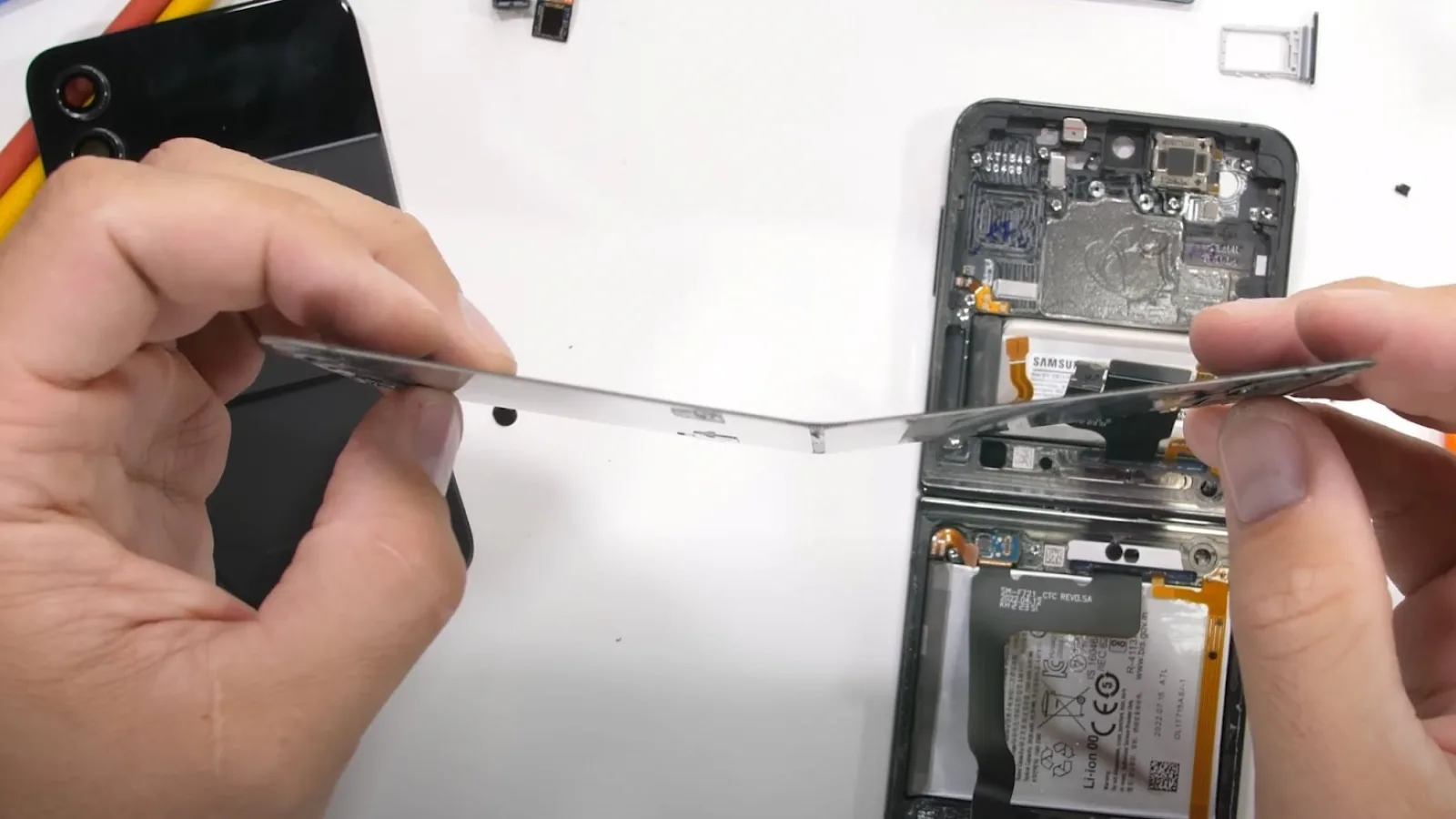 Samsung Galaxy Z Flip 4 este disecat de JerryRigEverything; Iată cum arată mecanismele din interior (Video)