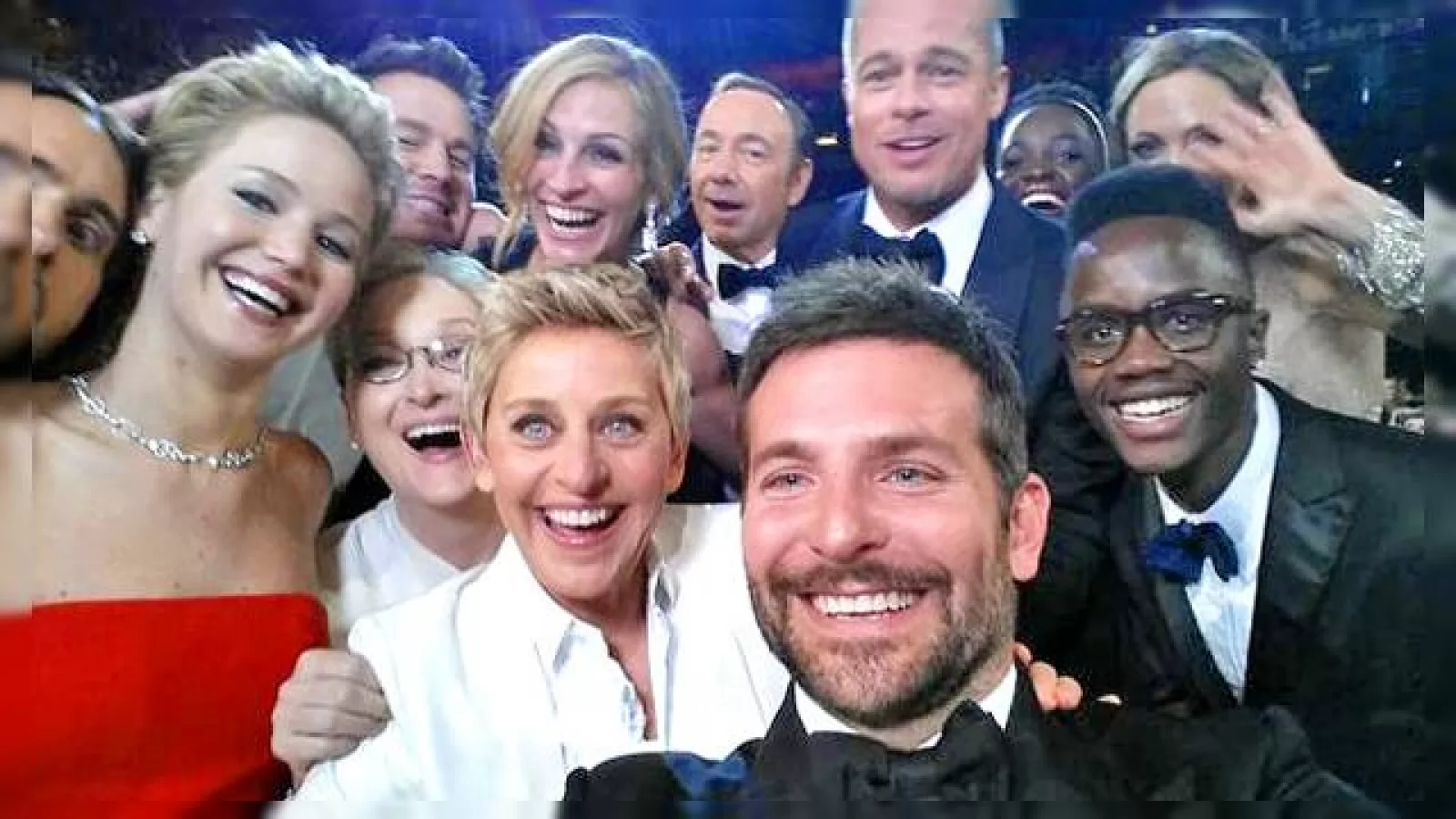 Gazda Oscarurilor 2014 postează cea mai retweetuită poză din lume: un selfie cu toți actorii mari de la Hollywood