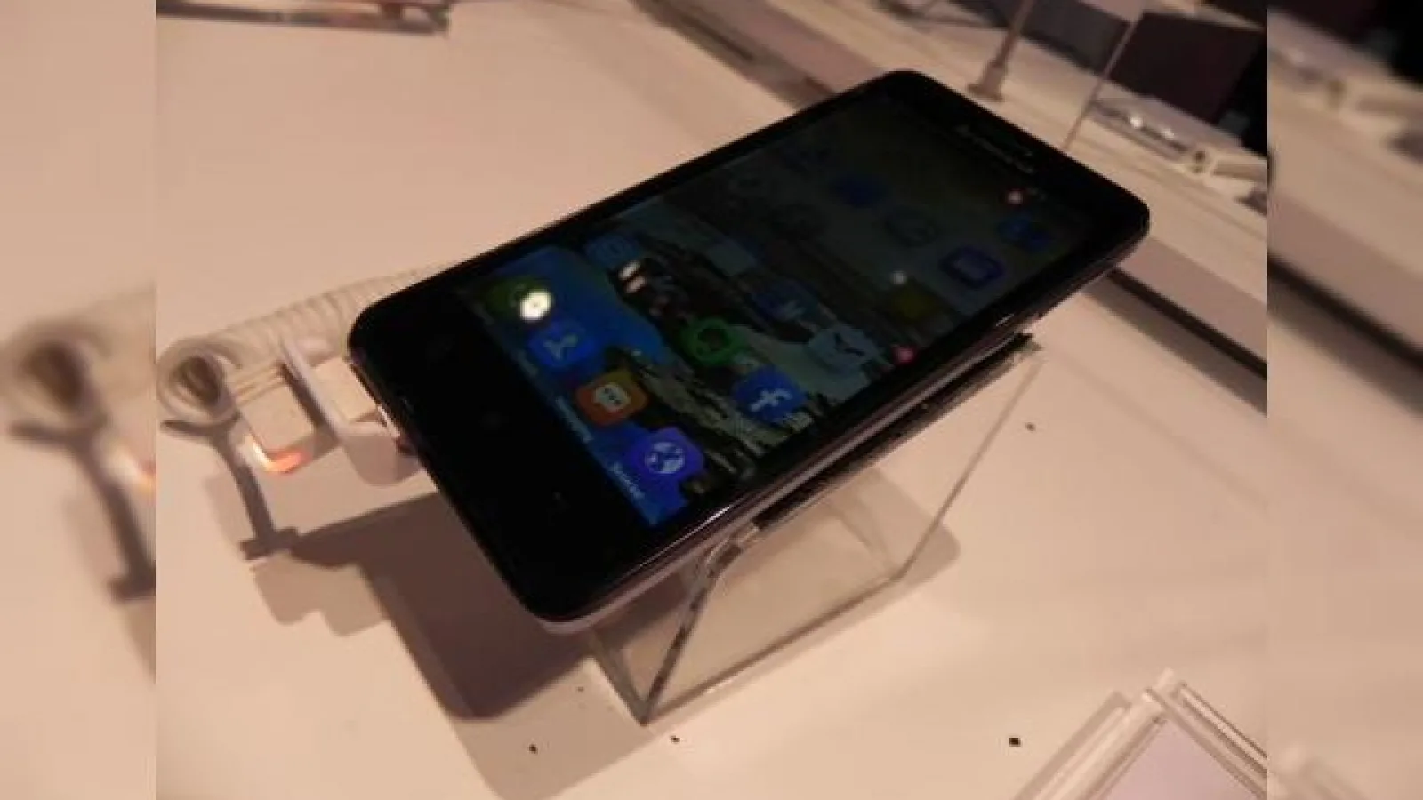 Lenovo S660 hands on preview: un midrange cu o super baterie (Retro MWC 2014 - Video)