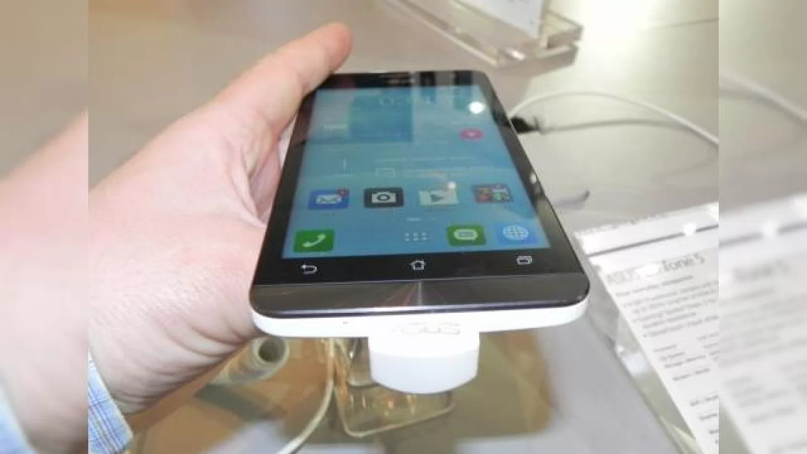 ASUS Zenfone 5 hands on preview - smartphone midrange cu carcasă interschimbabilă (Retro MWC - 2014 Video)