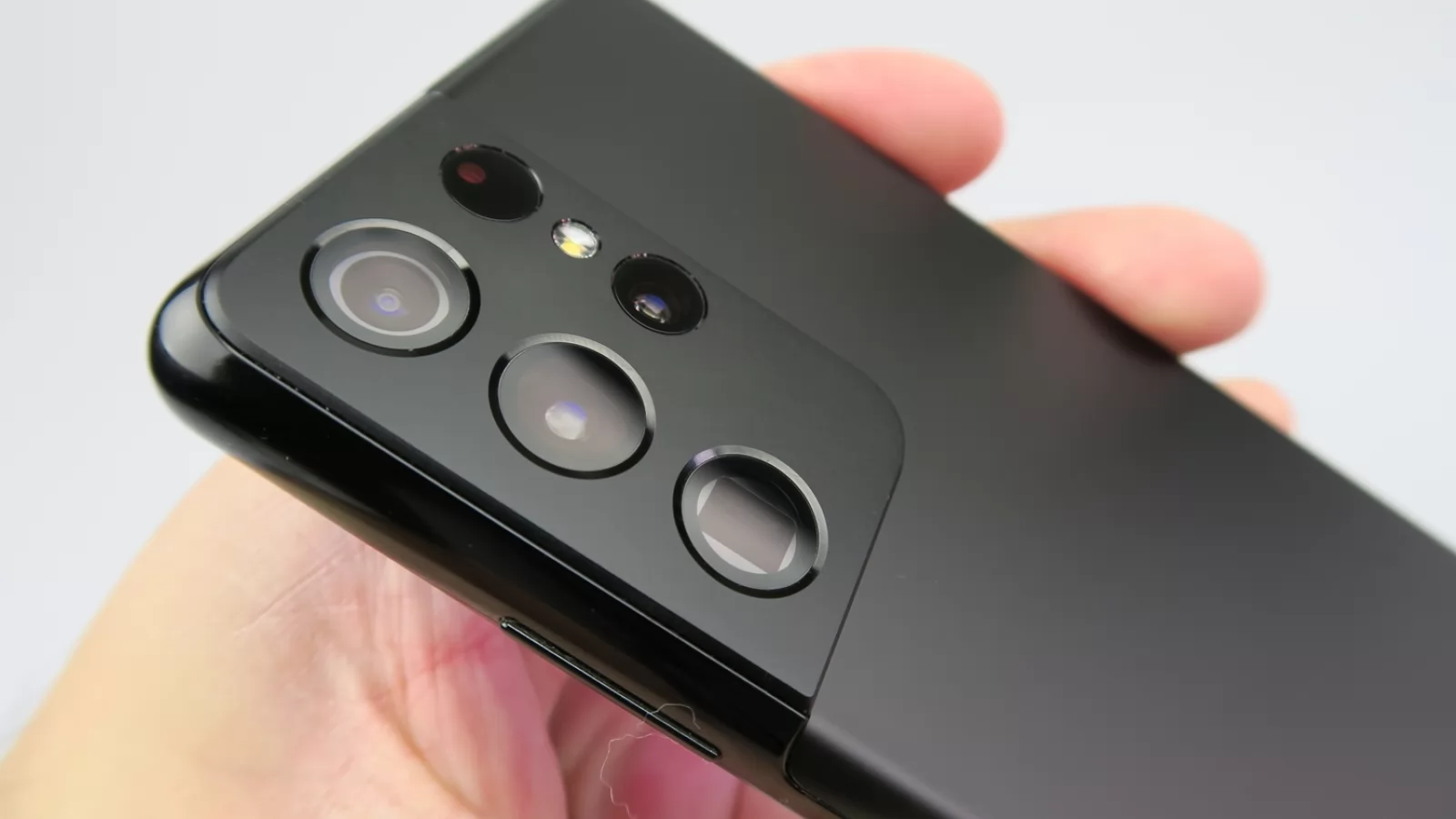 Turul Magazinelor #1168: Cel mai ieftin iPhone 13, scaune de birou pentru copii, reduceri la Fitbit
