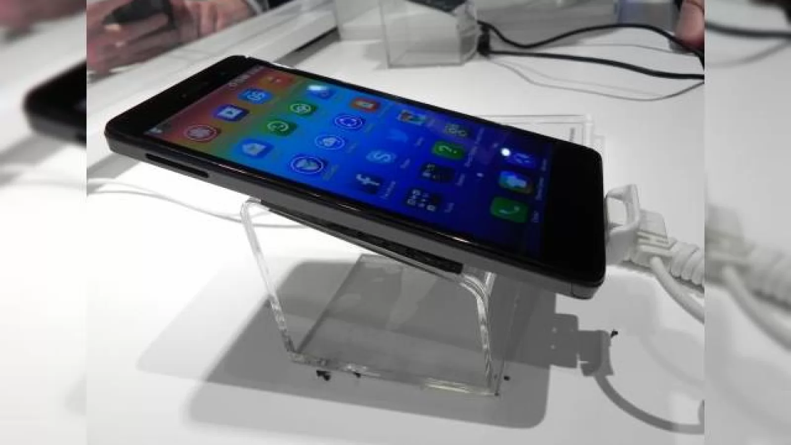 Lenovo S860 Hands on preview: phablet de 5.3 inch care poate Încărca alte telefoane (Retro MWC 2014 - Video)