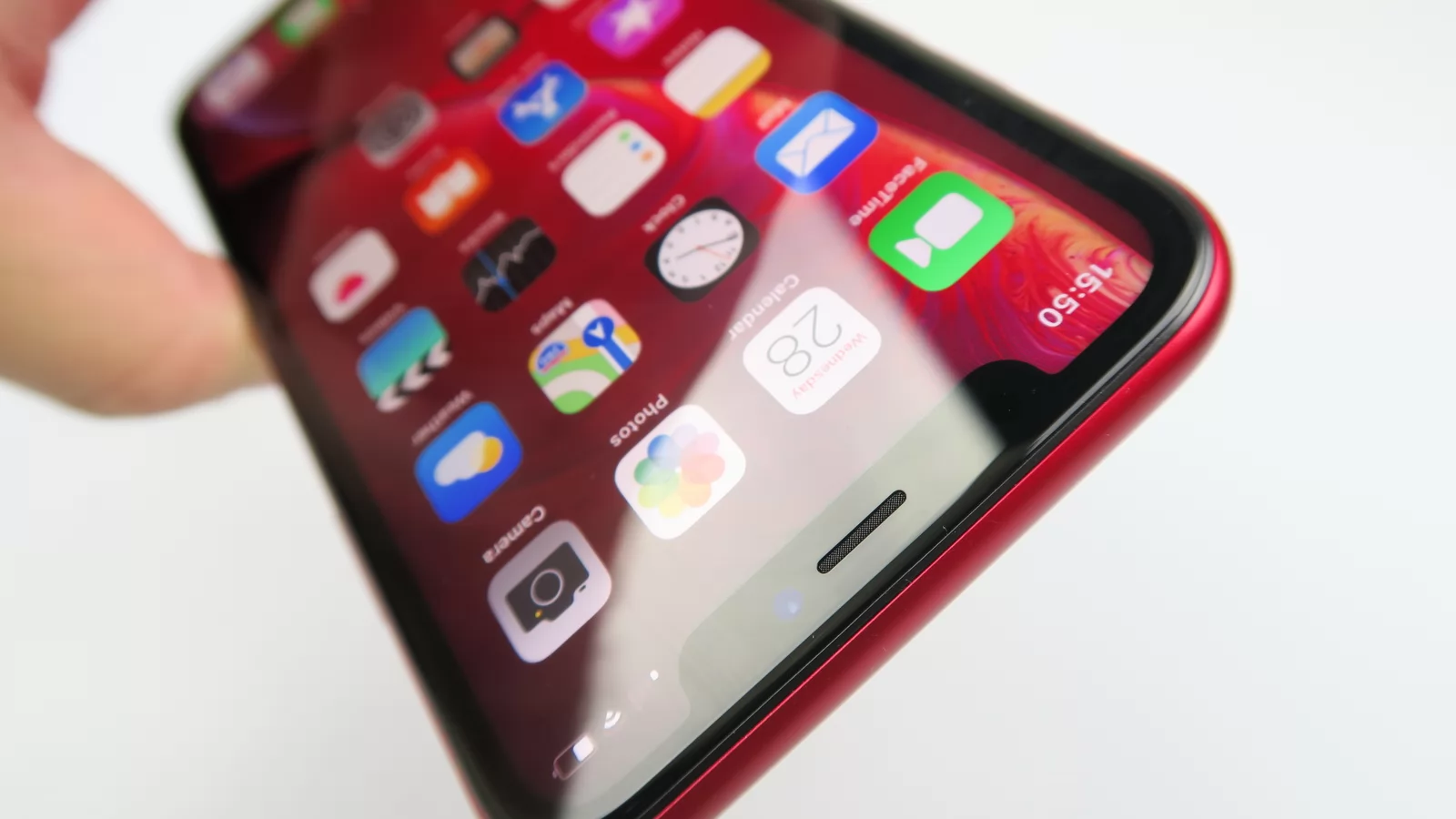 iPhone SE 4 revine în zvonuri, urmând a sosi echipat cu ecran de 6.1 inch și scanner de amprente lateral