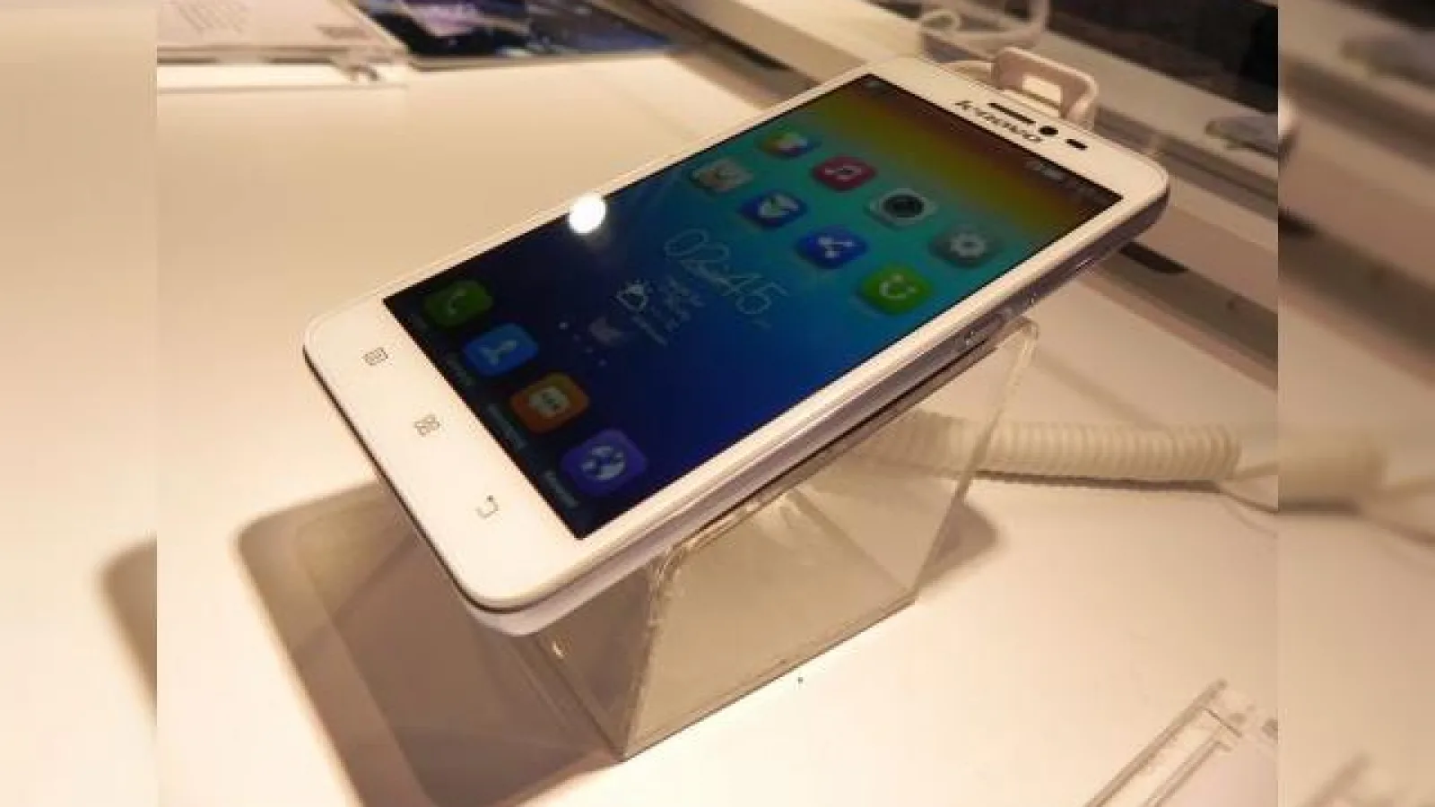 Lenovo S850 hands on preview: telefonul cu carcasă din sticlă face o impresie bună (Retro MWC 2014 - Video)