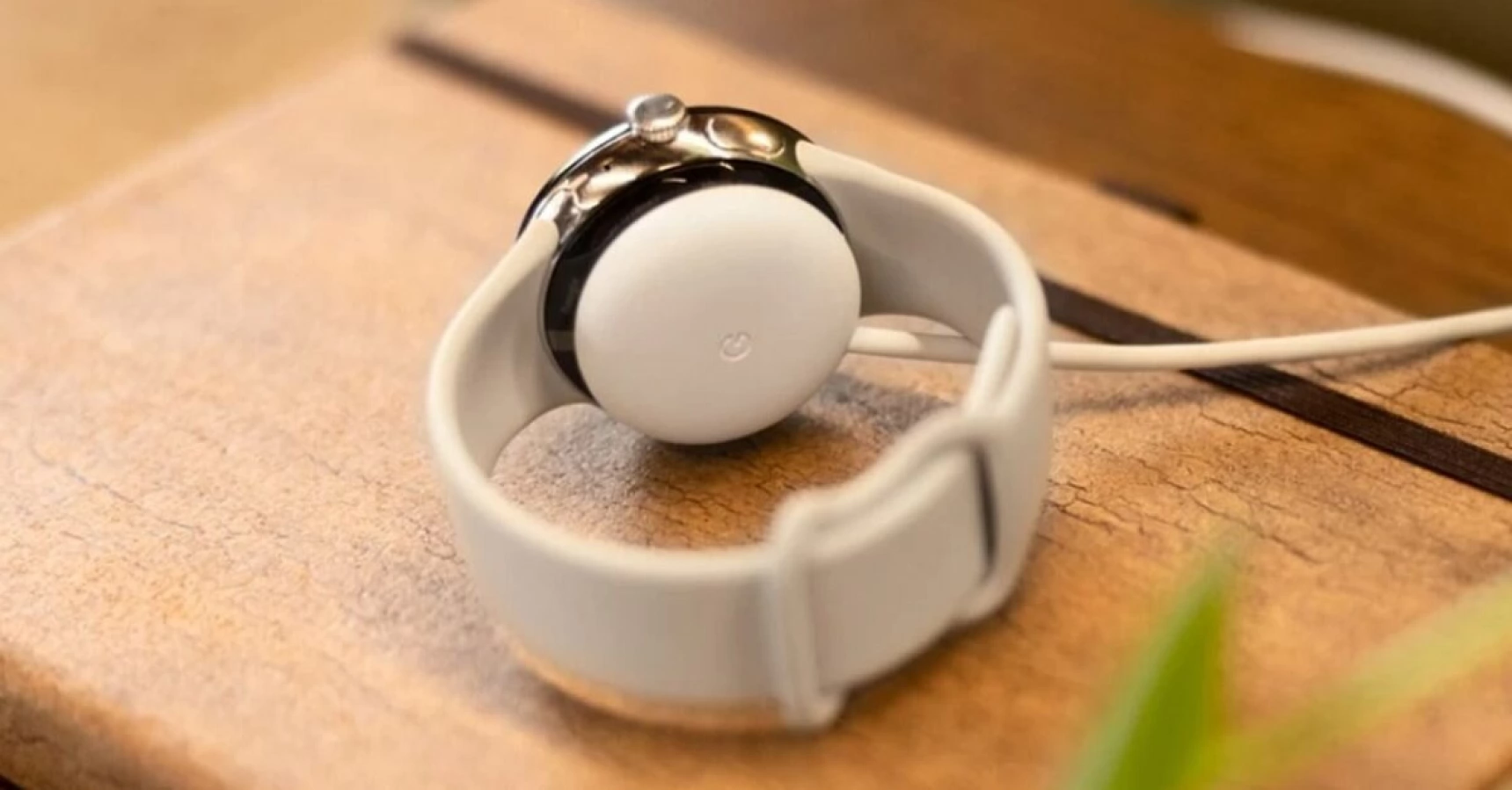 Google Pixel Watch nu suportă alimentare wireless Qi, doar încărcare cu adaptorul său dedicat din pachet