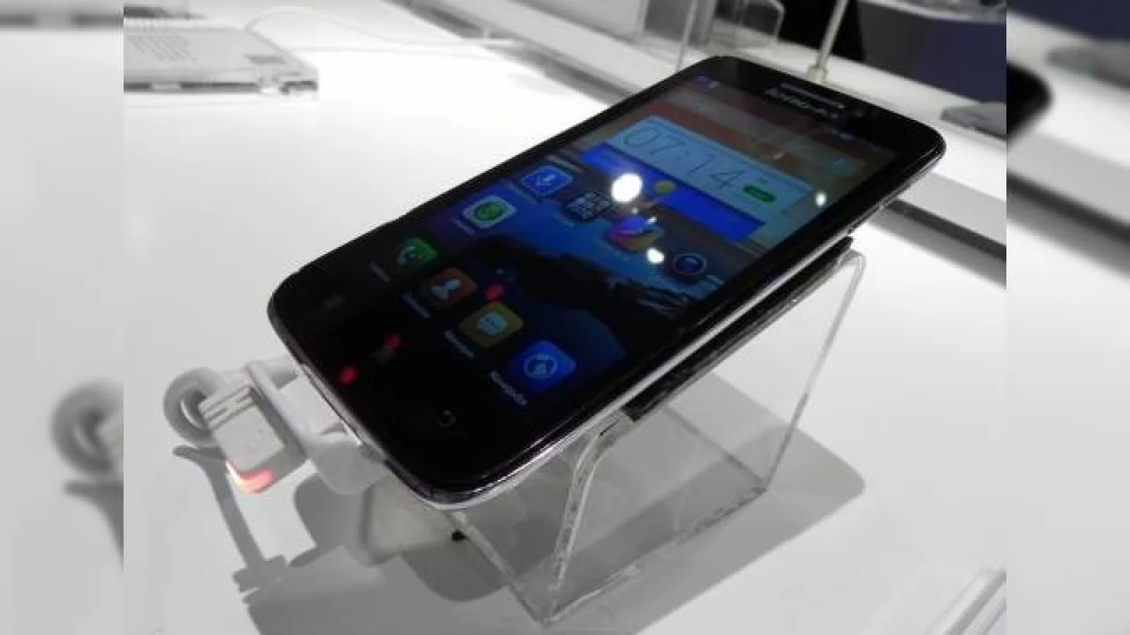 Lenovo S650 hands on preview: telefon midrange dual SIM cu textura metalica (Retro MWC 2014 - Video)