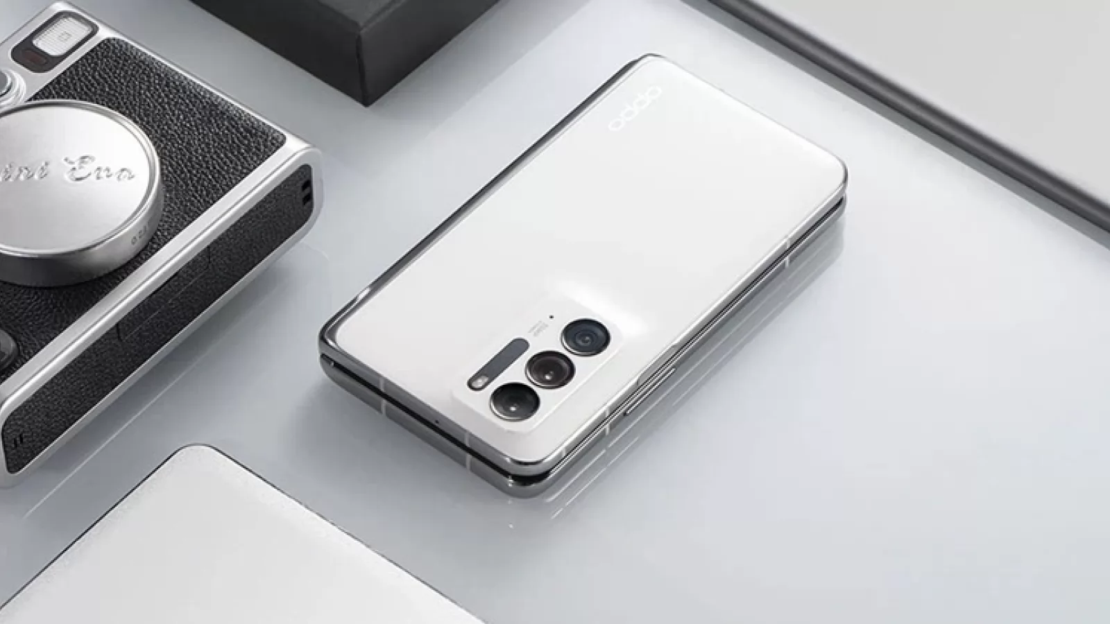 Primul telefon pliabil cu clapetă de la OPPO va aduce o baterie generoasă, un display de 6.8 inch și o cameră de 50 MP