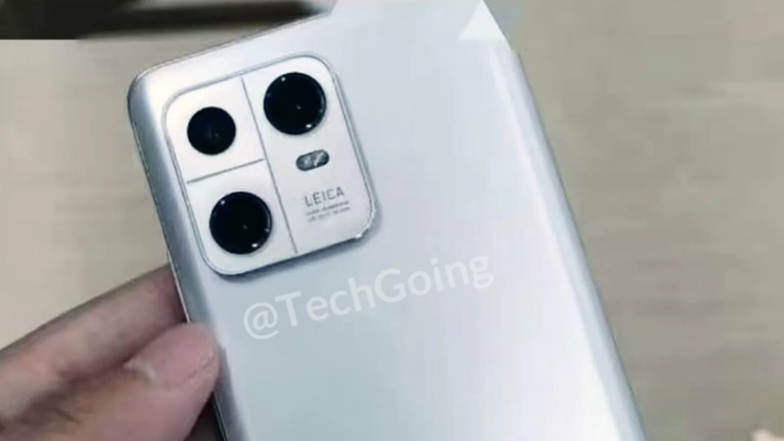 Xiaomi 13 Pro apare într-o fotografie clară; Designul e confirmat, aduce optică LEICA și o cameră cu senzor foto de 1 inch