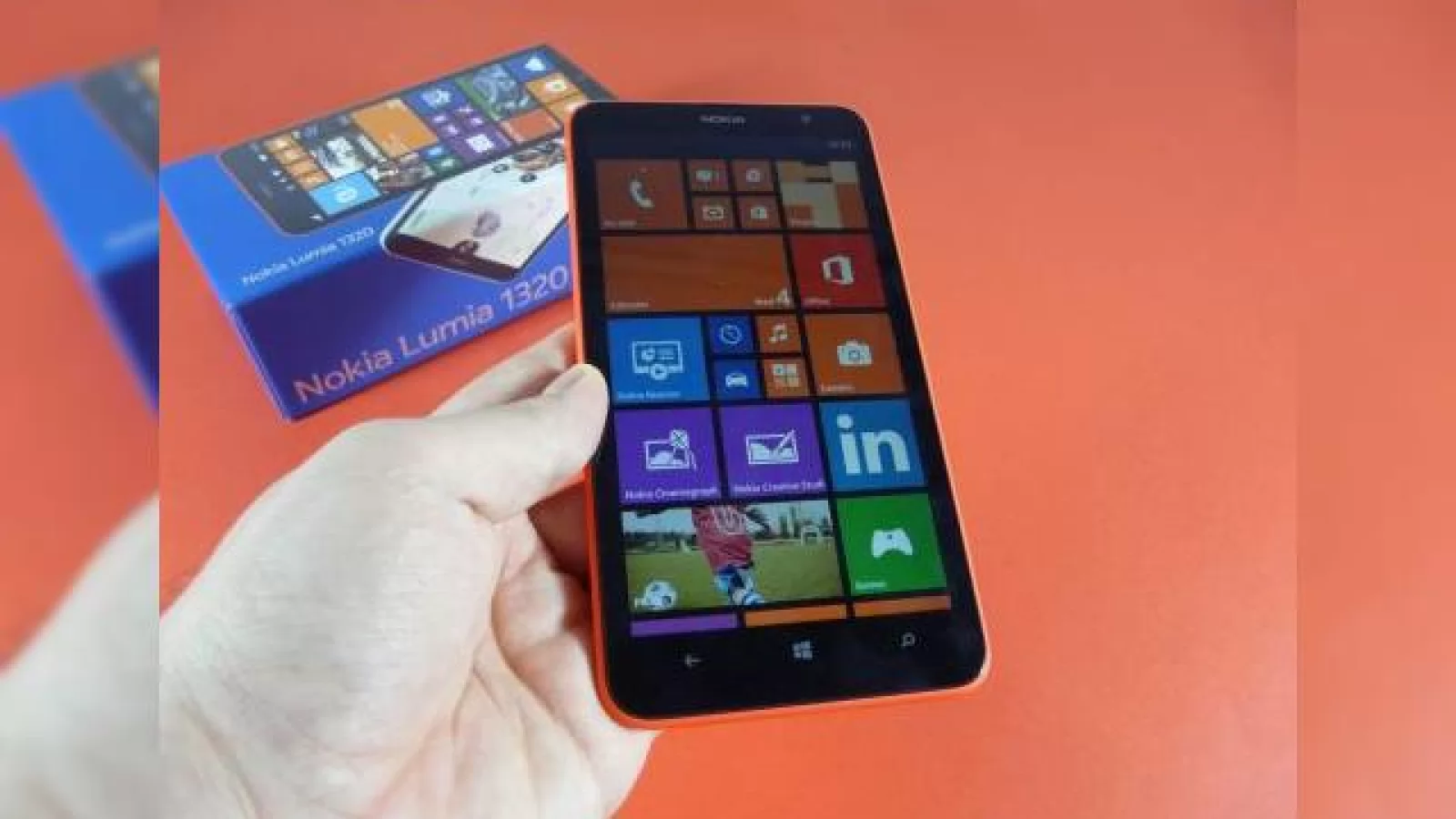 Nokia Lumia 1320 Unboxing: maxi phablet, mini preț (Video)