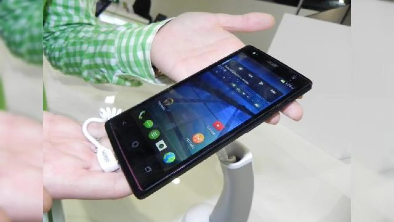 Acer Liquid E3 hands-on preview; terminal mid-range cu display de 4.7 inch (Retro MWC 2014 - Video)