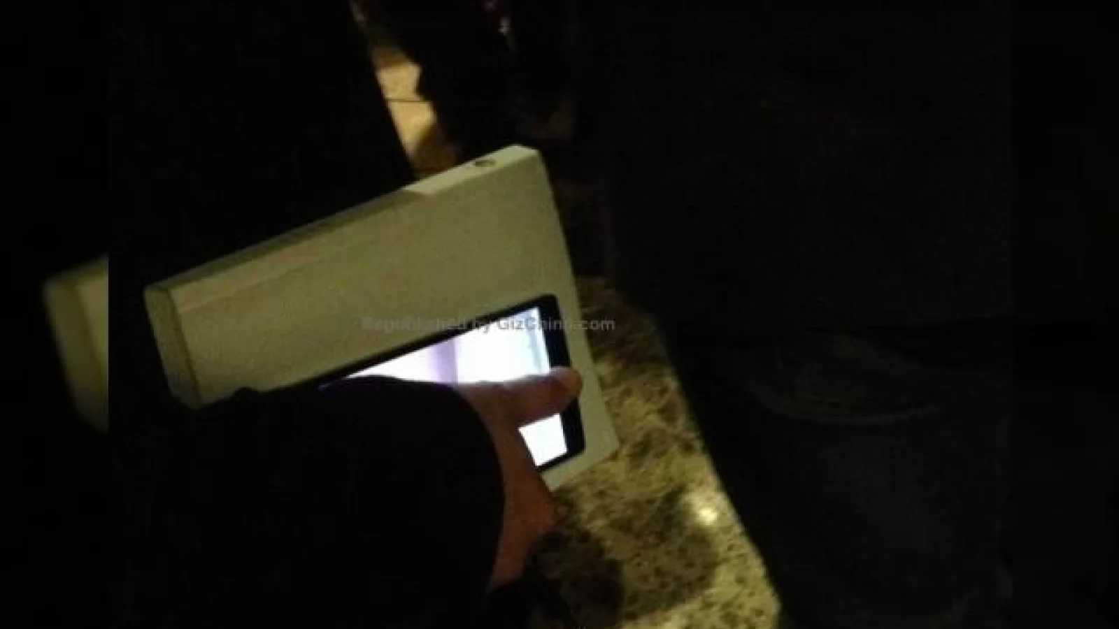 Oppo Find 7 apare Într-o serie de fotografii spion În mâinile unui oficial al companiei