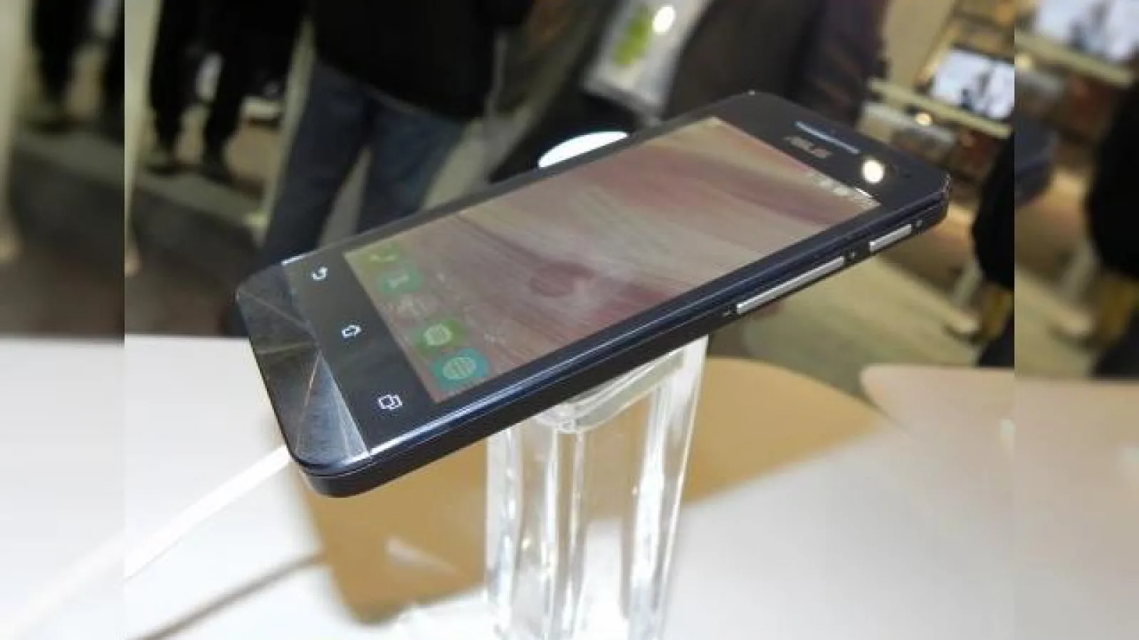 Asus Zenfone 4 video hands-on preview: terminal entry-level cu preț accesibil ( Retro MWC 2014 - Video)