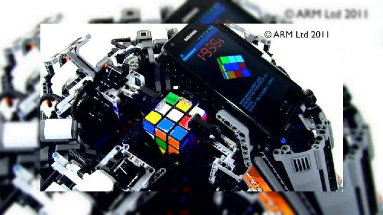 Robotul care rezolva cubul Rubik are un smartphone Samsung la bază, vrea recordul mondial (Video)