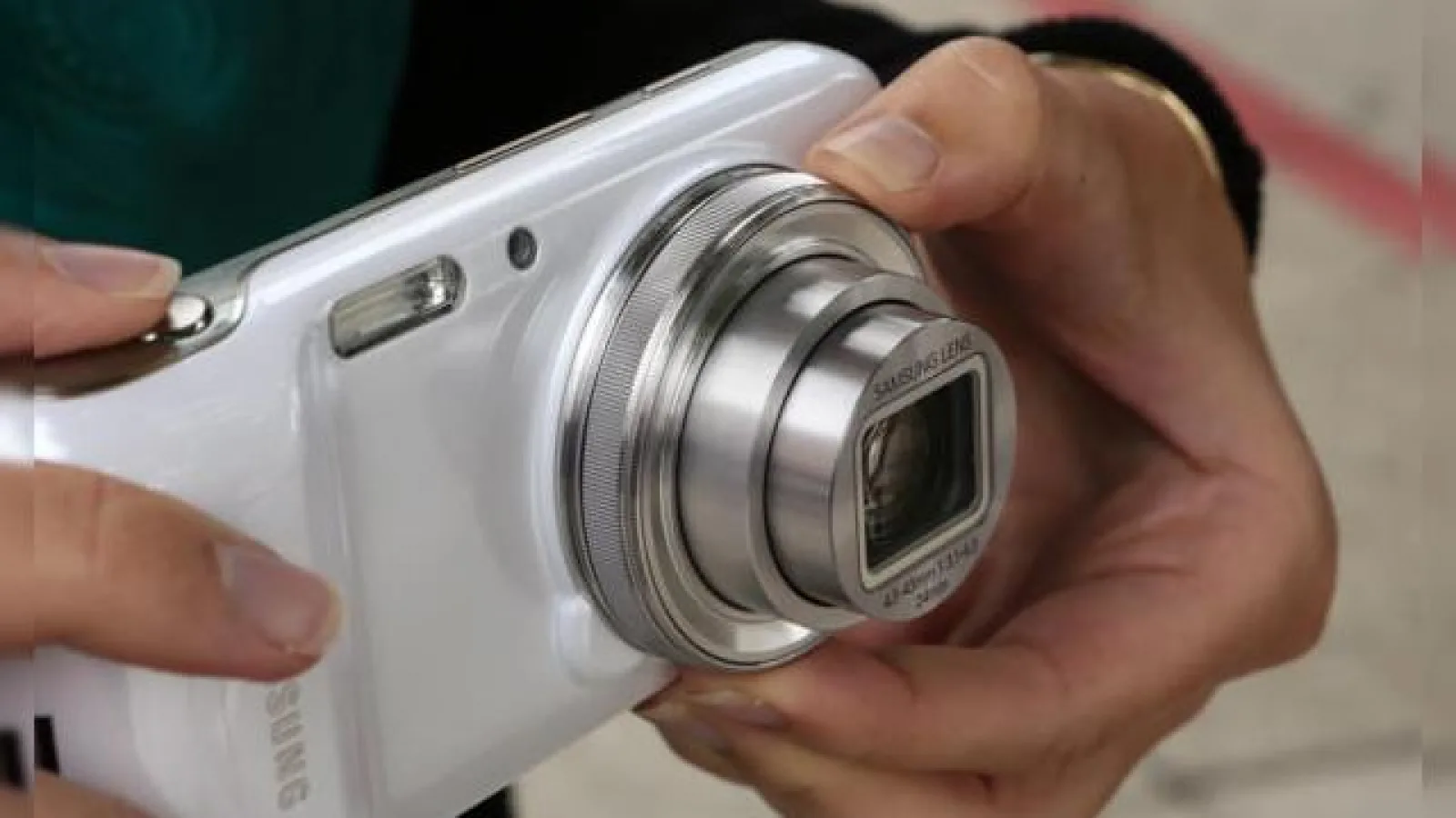 Samsung Galaxy S5 Zoom Își dezvăluie primele specificații, vine cu camera de 19 MP