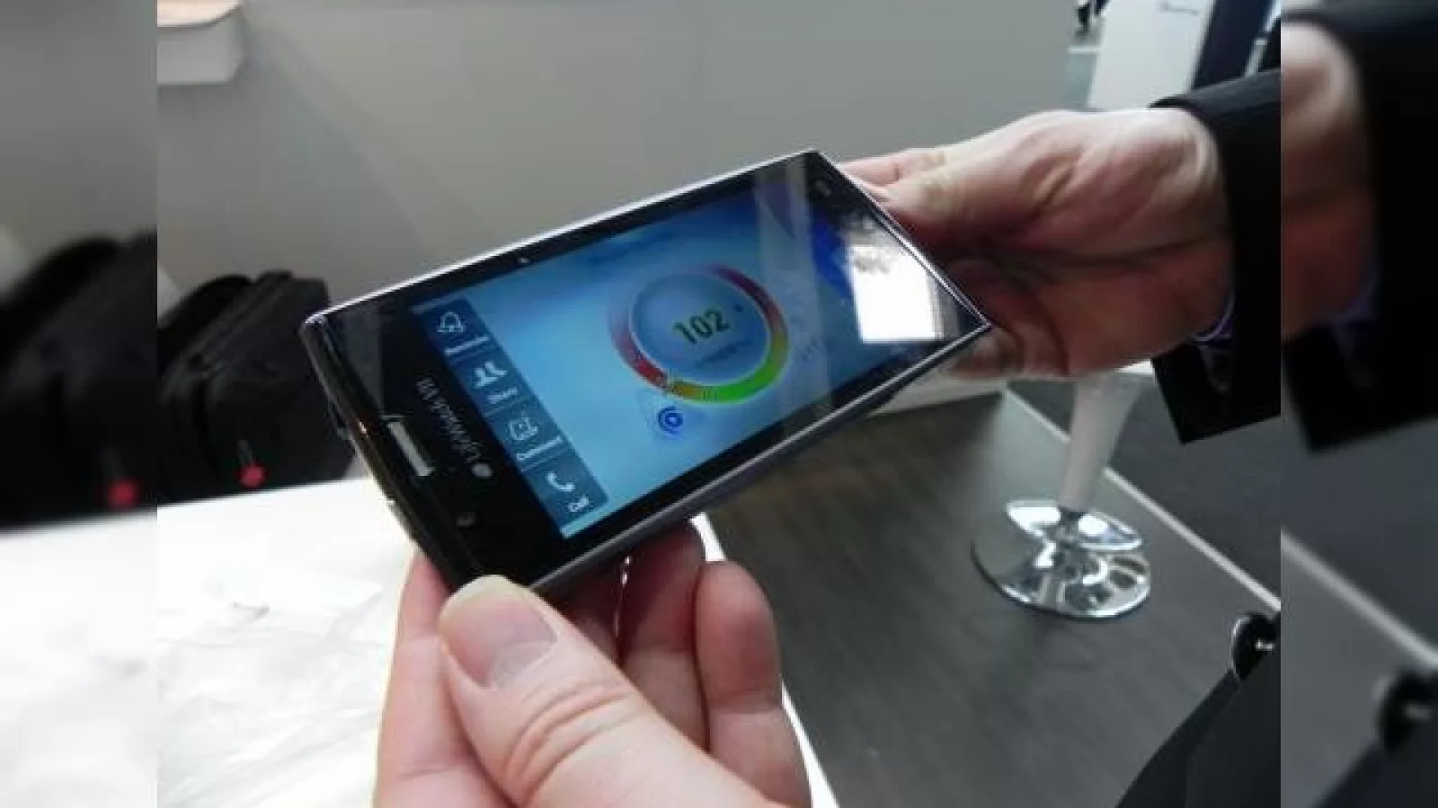 LifeWatch V7 hands on preview: un telefon care are grijă de sănătatea ta (Retro MWC 2014 - Video)