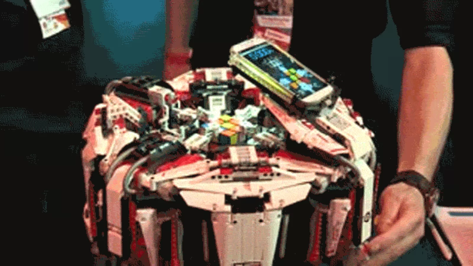 Robotul Lego Cubestromer 3 reușește să rezolve un cub Rubik În doar 3,2 secunde