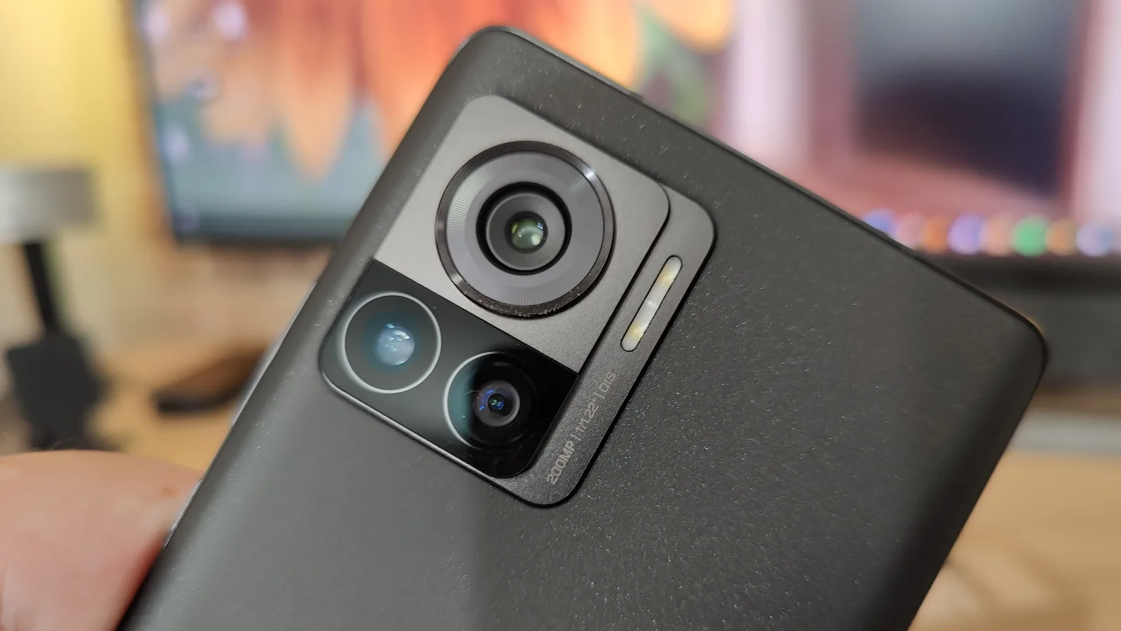 Motorola Edge 30 Ultra: Cameră excelentă după apus, la selfie şi prim planuri... când vrea