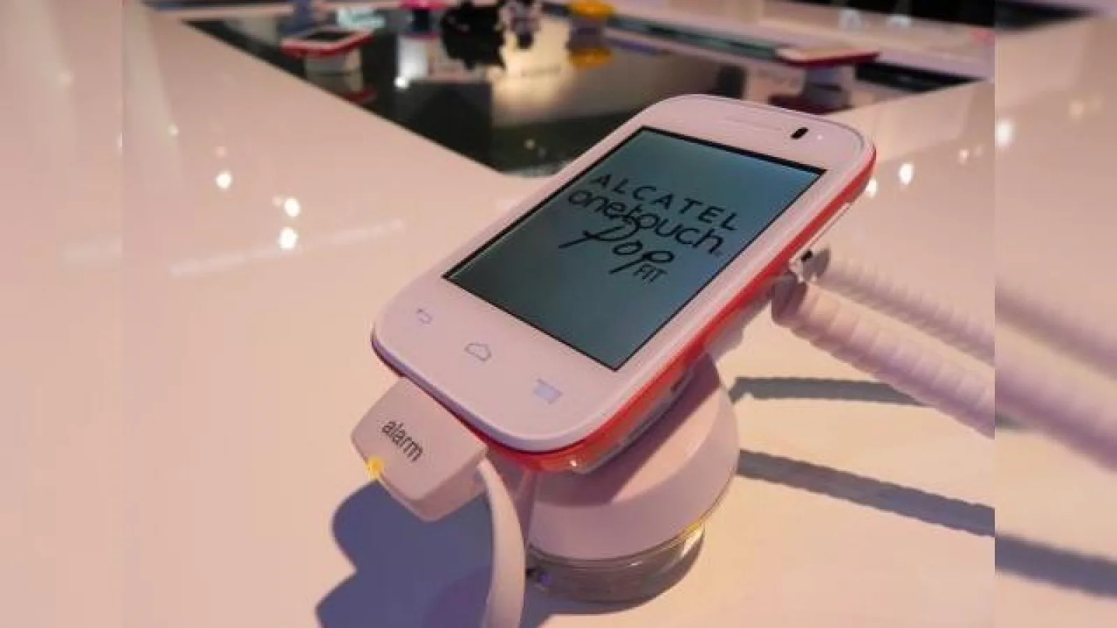 Alcatel One Touch Pop Fit și BOOMBand Life; două device-uri menite să ne mențină În formă (Retro MWC 2014 - Video)