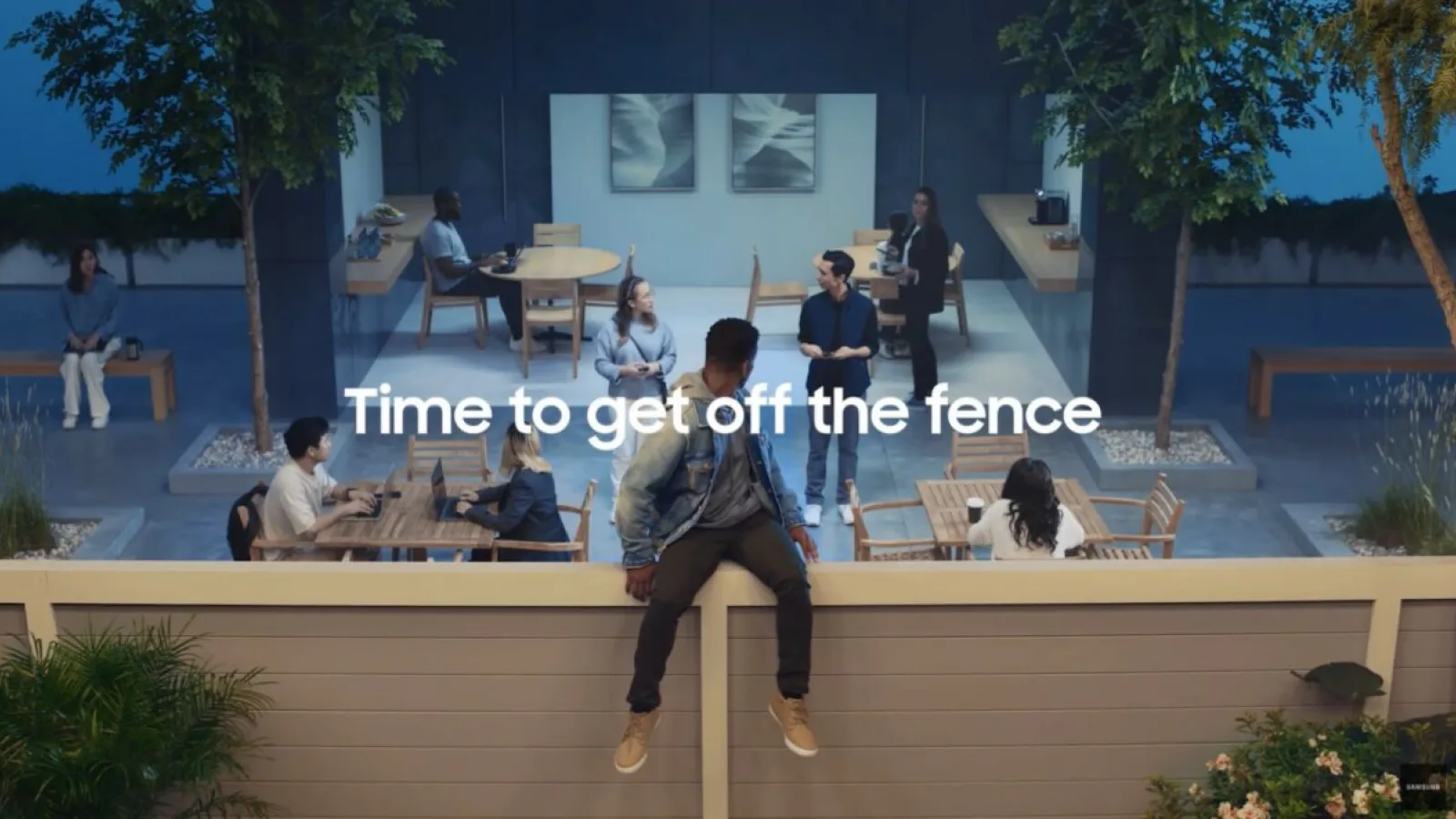 Samsung îşi bate "clapeta" de Apple şi lipsa sa de pliabile într-o nouă reclamă