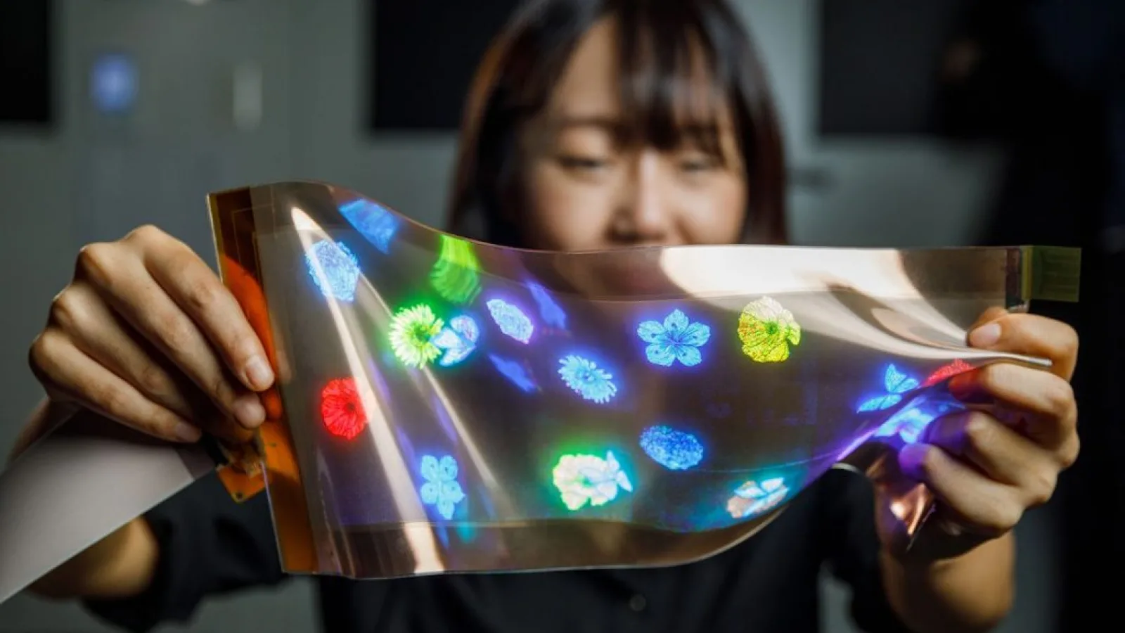 LG prezintă un ecran flexibil de 12 inch, care se extinde până la 14 inch