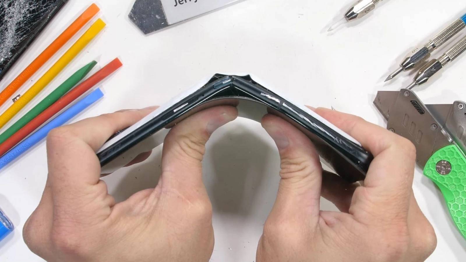 ASUS ROG Phone 6 Pro se rupe în două la testul de rezistenţă al lui JerryRigEverything (Video)