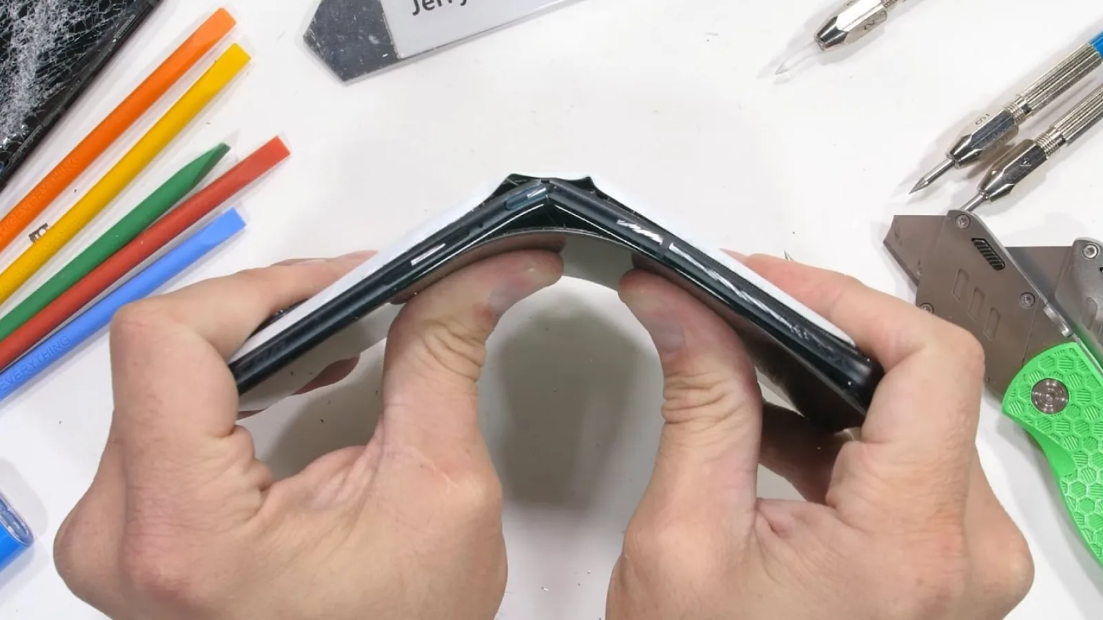 ASUS ROG Phone 6 Pro se rupe în două la testul de rezistenţă al lui JerryRigEverything (Video)