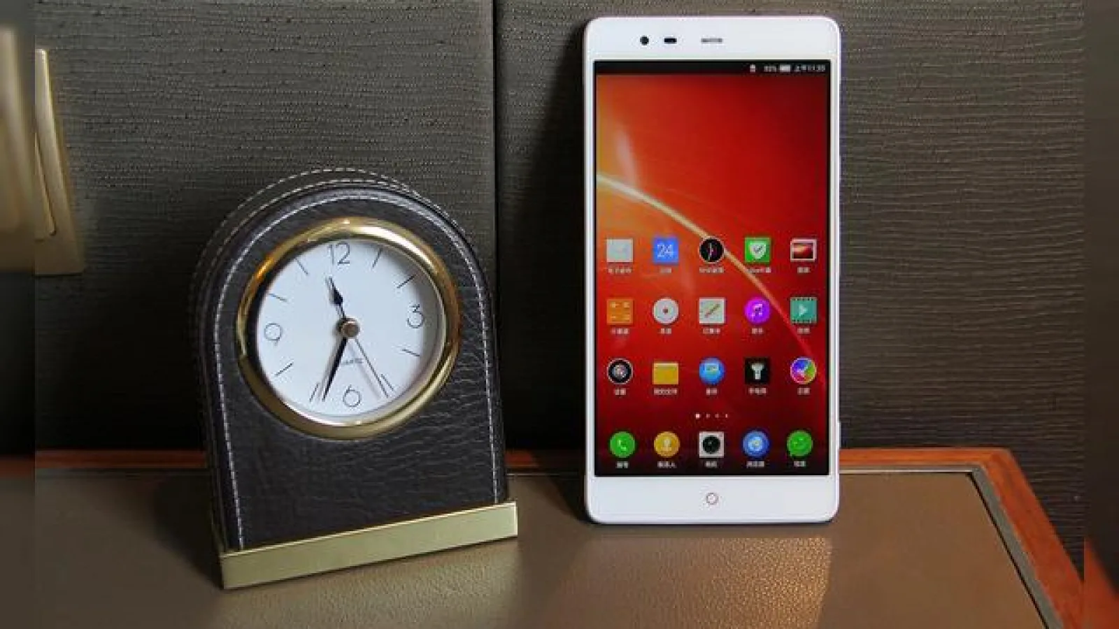 ZTE anunță Nubia X6, un telefon uriaș de 6.44 inch, cu cameră frontală de 13 MP