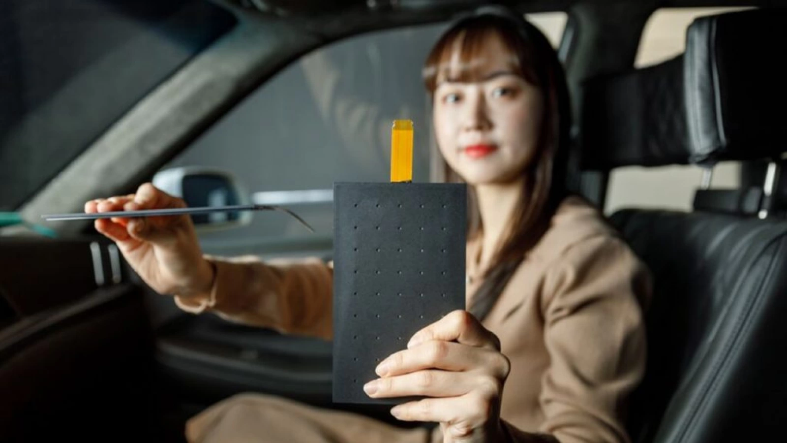LG Display anunță lansarea unui panou care transformă elemente din mașină în boxe, prin vibrații; Nu are nevoie de magneți, bobină și nici măcar de o grilă