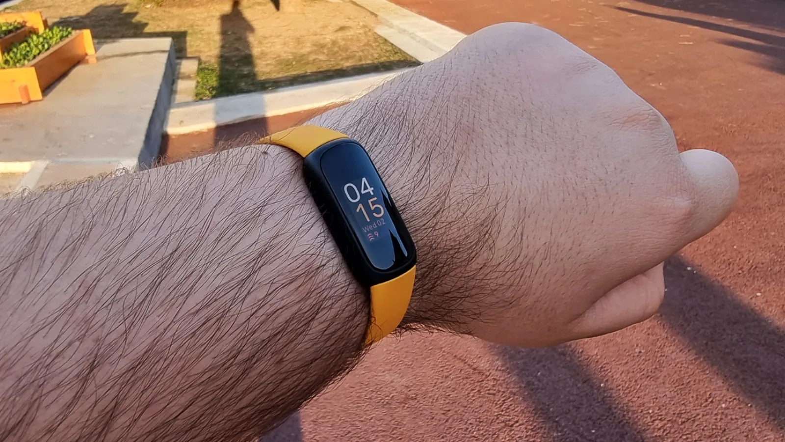 Prezentare Fitbit Inspire 3 - O brățară de fitness cu multe upgrade-uri față de predecesor, ușoară, arătoasă și cu o autonomie bună