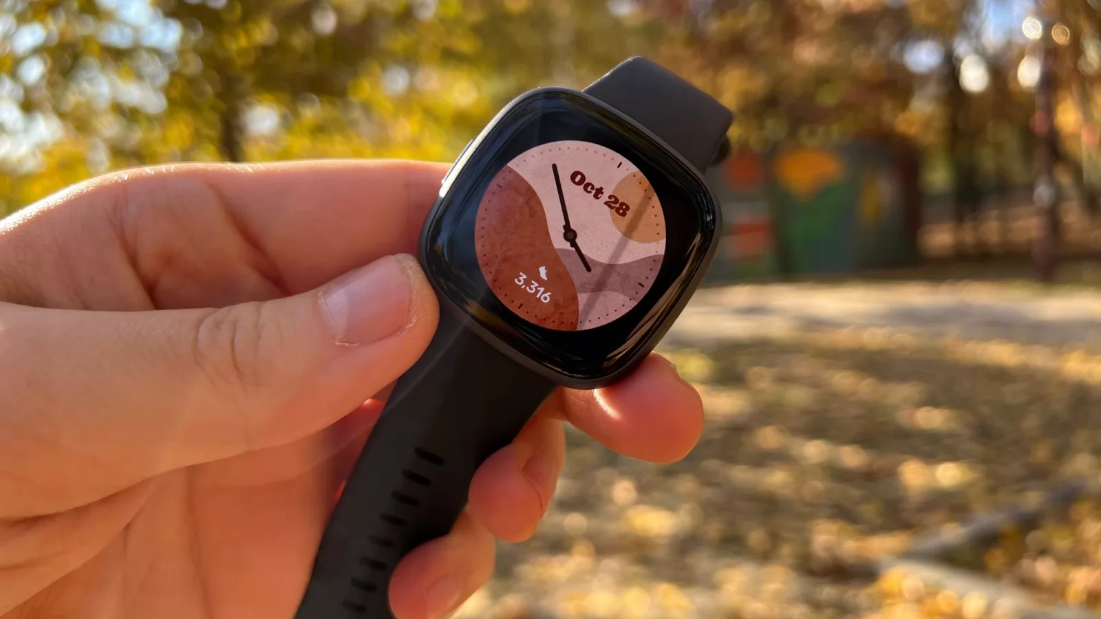 Fitbit Versa 4 Review: ceas de fitness discret, o scuză pentru a îţi crea obiceiuri bune şi mai sănătoase