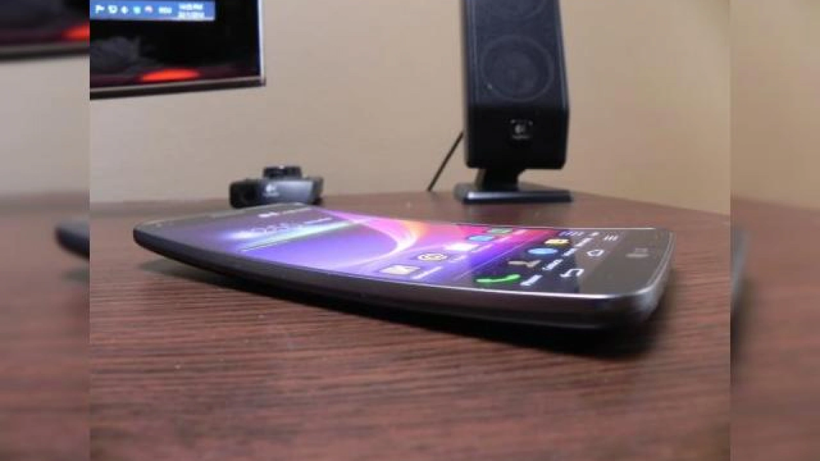 LG lucrează la un nou terminal cu ecran flexibil AMOLED; Rezoluția a crescut față de LG G Flex