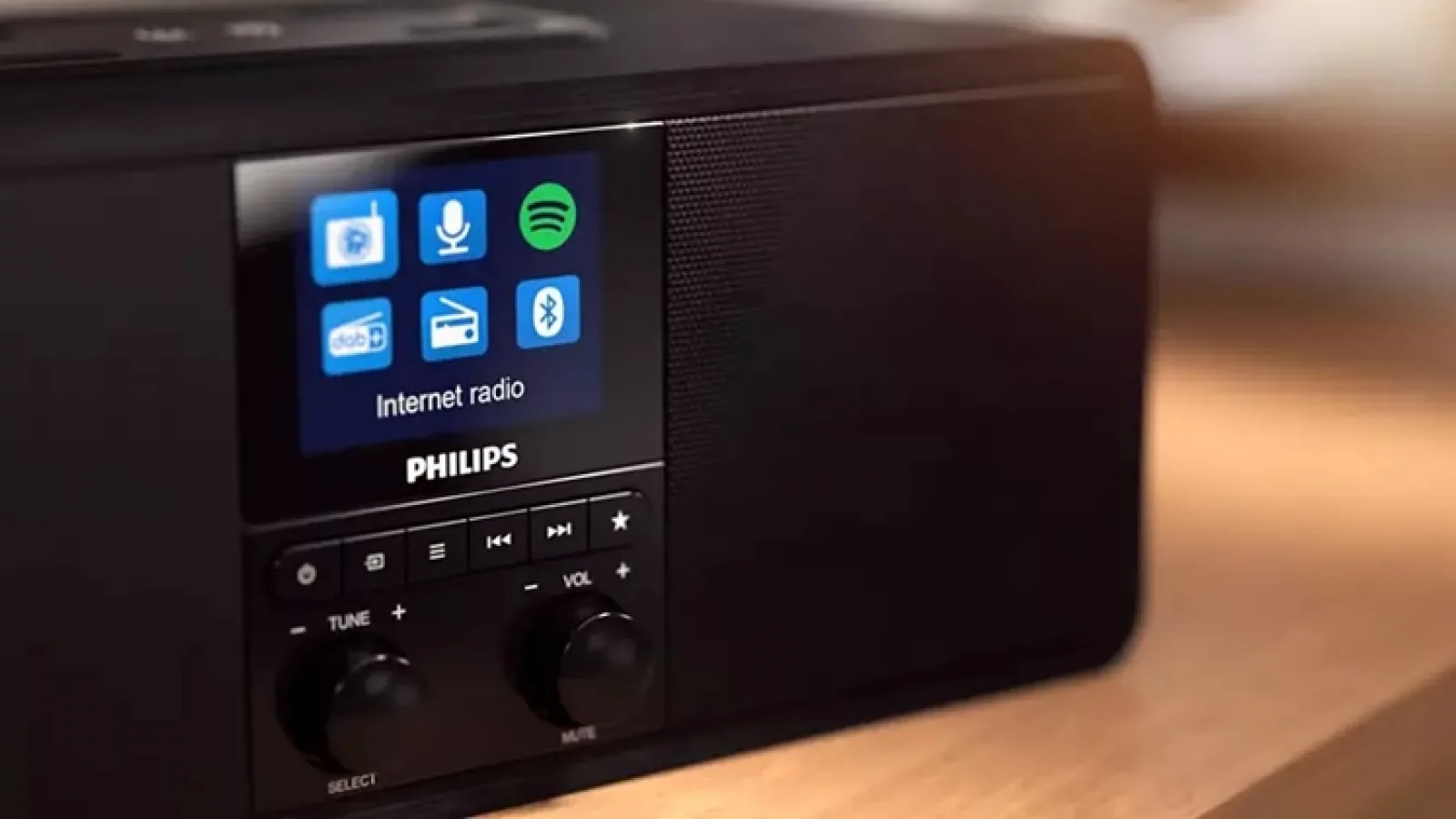 E LUNI e AMAZON: Azi vă recomandăm Philips TAR8805/10, radio prin internet, cu bluetooth, DAB+, Spotify Connect și alimentator wireless integrat