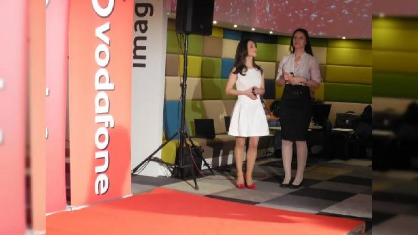 Vodafone a lansat M-Pesa, un serviciu de plăți mobile ce nu necesită conexiune la internet sau cont bancar (Video)
