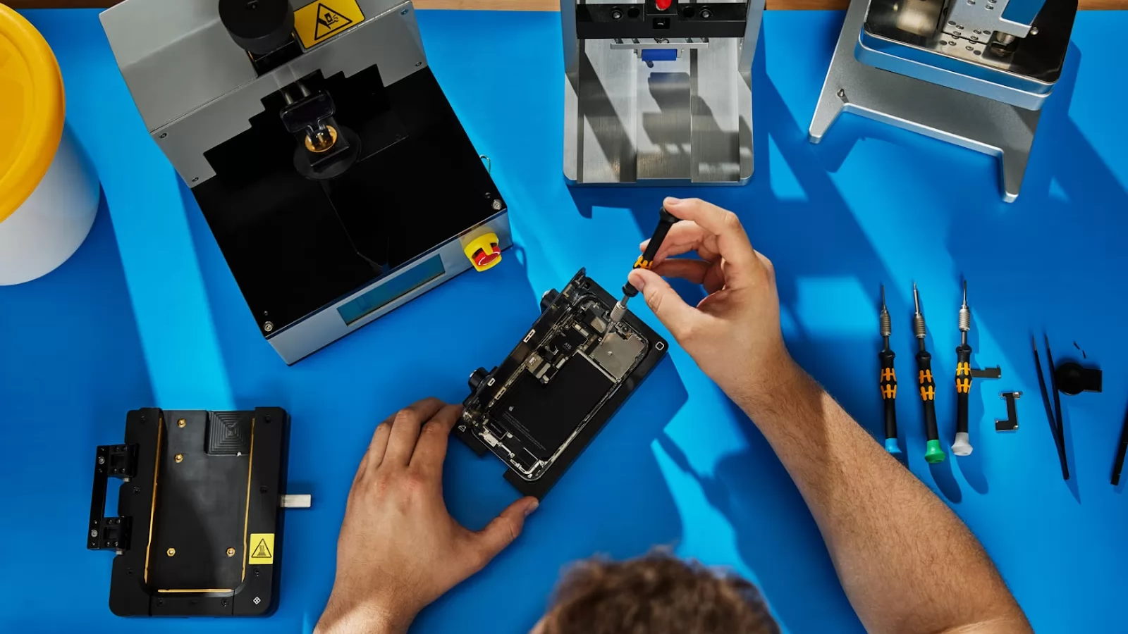 Apple aduce în Europa serviciul de reparaţii iPhone acasă (Self Service Repair)