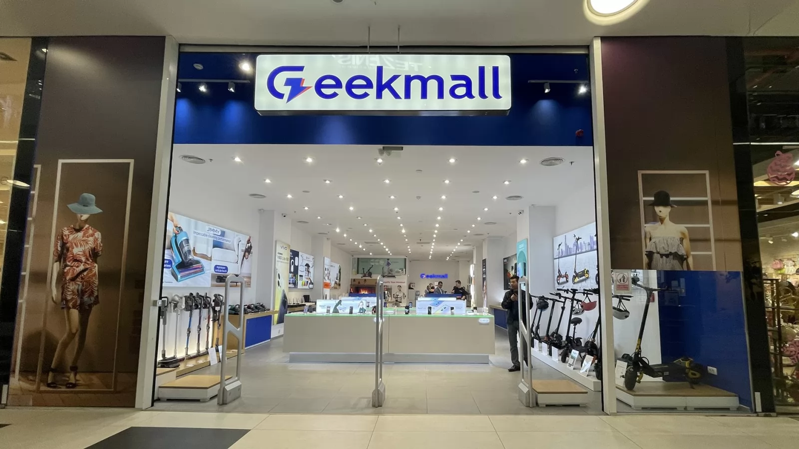 GeekMall și-a deschis primul magazin fizic din România (Mega Mall, București); Ai oferte speciale până pe 13 decembrie