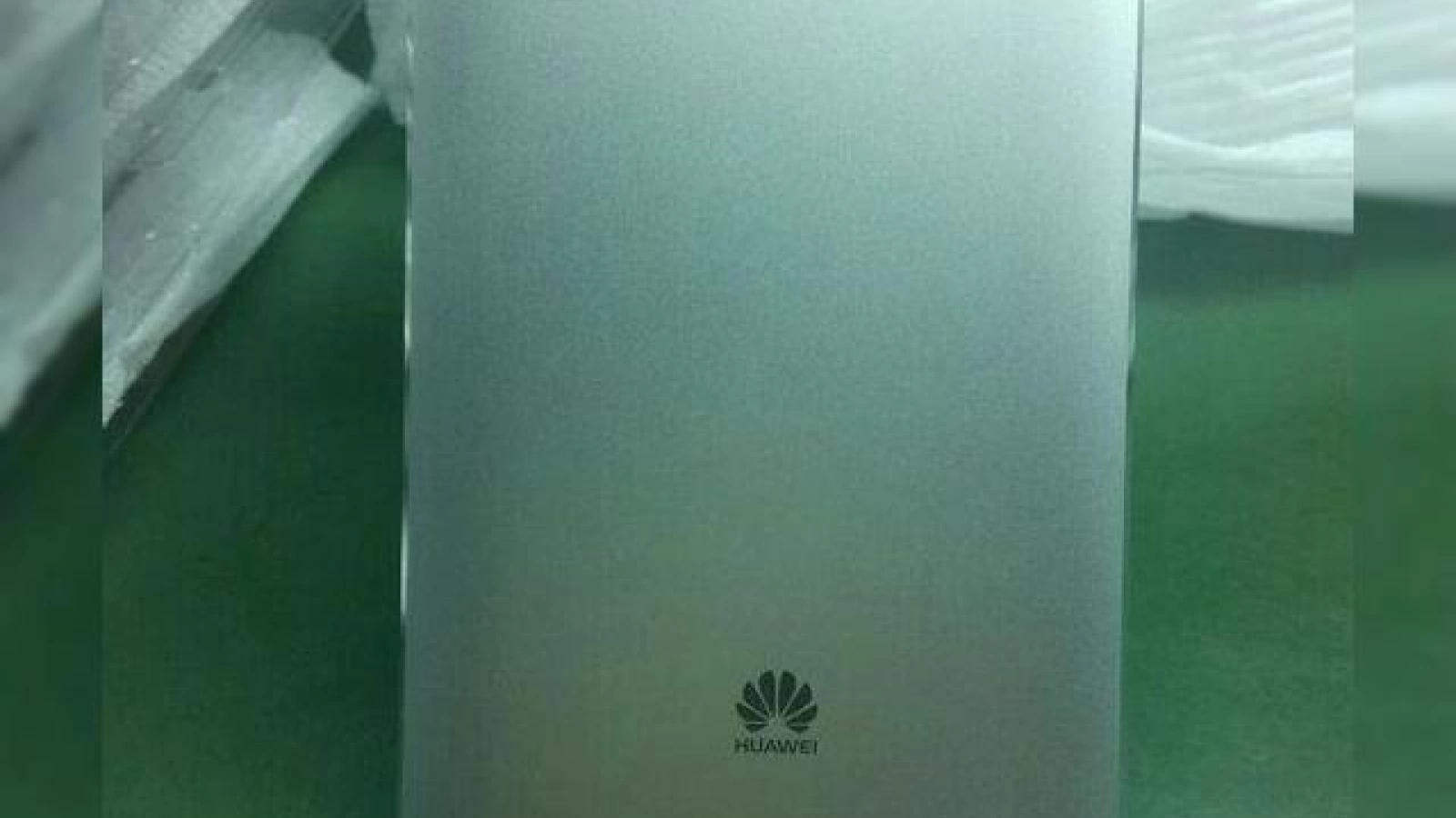 Următorul telefon "monstru" de la Huawei vine cu carcasă de metal, senzor pentru amprente și procesor octa core