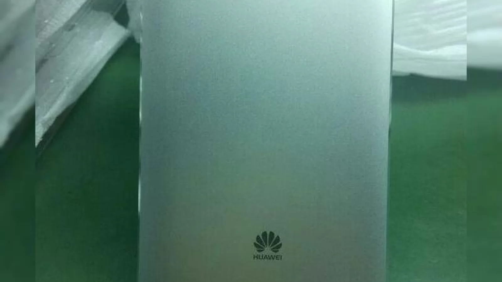 Următorul telefon "monstru" de la Huawei vine cu carcasă de metal, senzor pentru amprente și procesor octa core