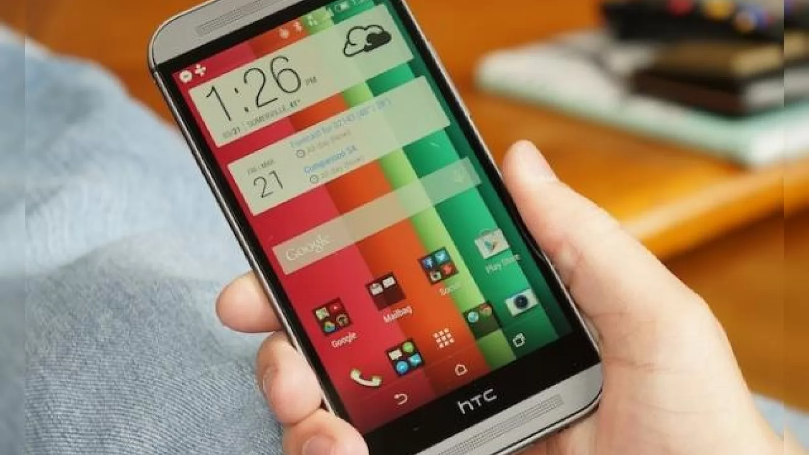 Un oficial HTC explică ce e cu acel spațiu negru ocupat de logo sub ecranul lui HTC One M8