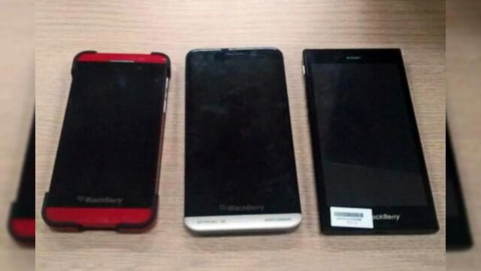 BlackBerry Z3 fotografiat lângă modelul Z10 și Z30