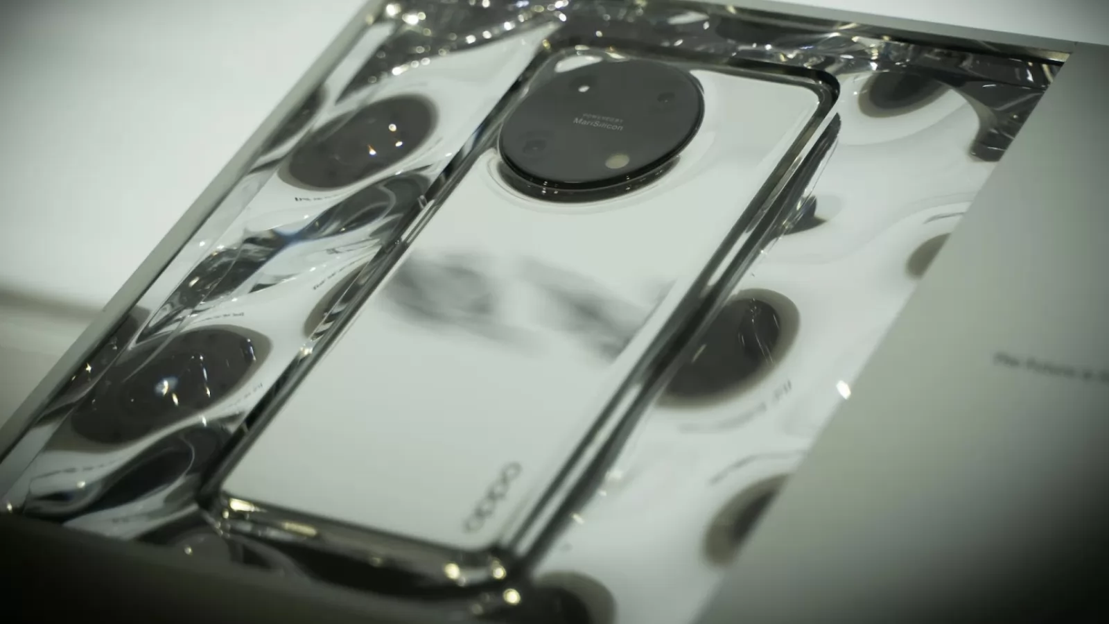 OPPO prezintă telefoanele şi ceasurile fabricate "dintr-o bucată de sticlă", cu look Liquidmetal