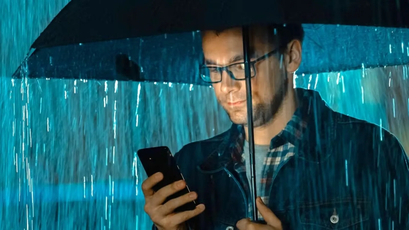 E pericol când foloseşti telefonul pe furtună cu fulgere? Încă un mit demontat!