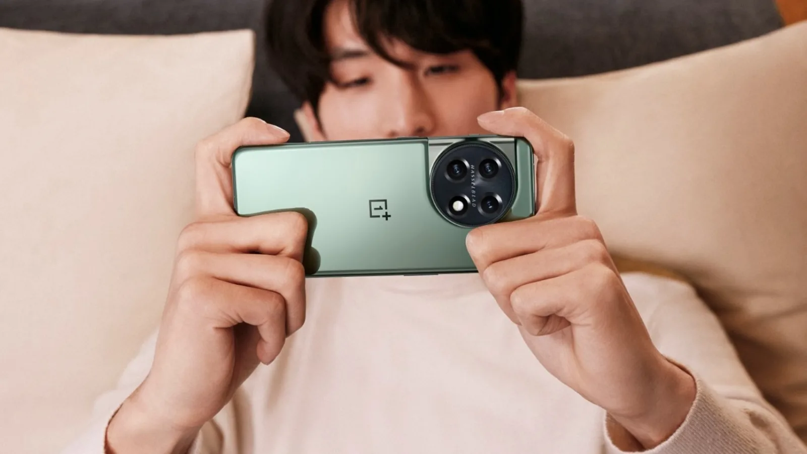 OnePlus 11 5G se lansează mai devreme în China! Apare în postere, designul său fiind dezvăluit