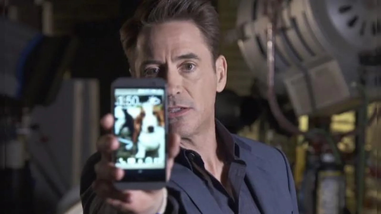 Robert Downey Jr se bărbierește pentru o reclamă HTC one M8 care nu are sens (Video)