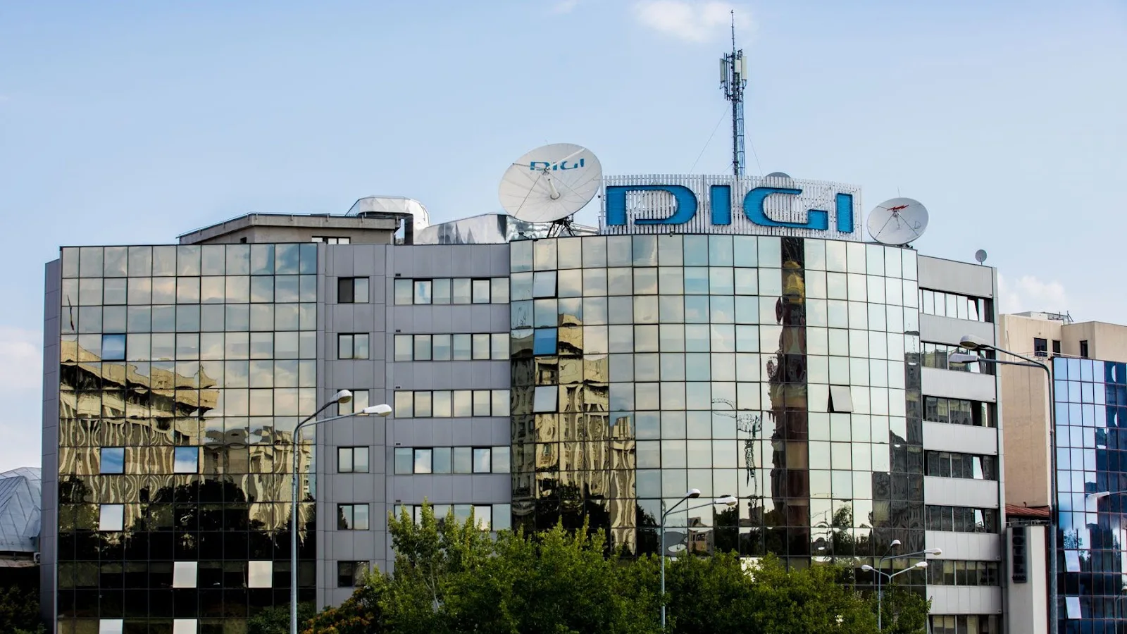 DIGI le oferă abonaţilor cadou 100 GB trafic de date, fără costuri în plus