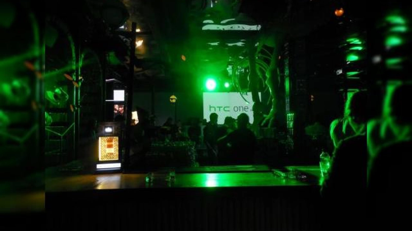 HTC One M8 lansat oficial În România În cadrul unui eveniment cu jocuri de lumini și dinozauri